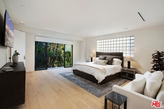 Building Photo - 508 N Sweetzer Ave