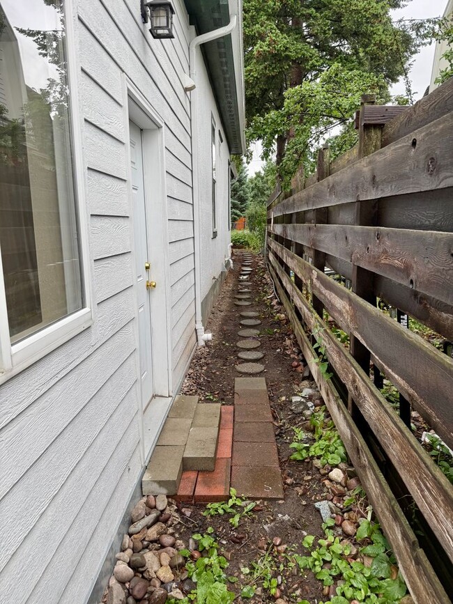 Building Photo - Gorgeous 4 Bed / 2 Bath Home on 6th Street!