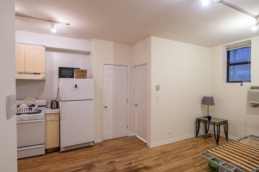 Building Photo - 922 W Dakin St