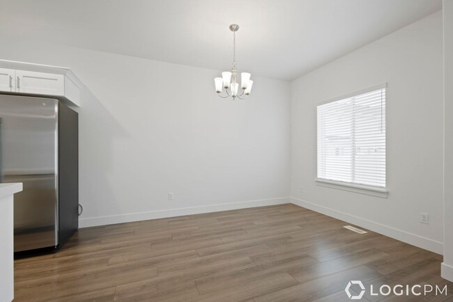 Building Photo - Gorgeous Townhome in Great Location!