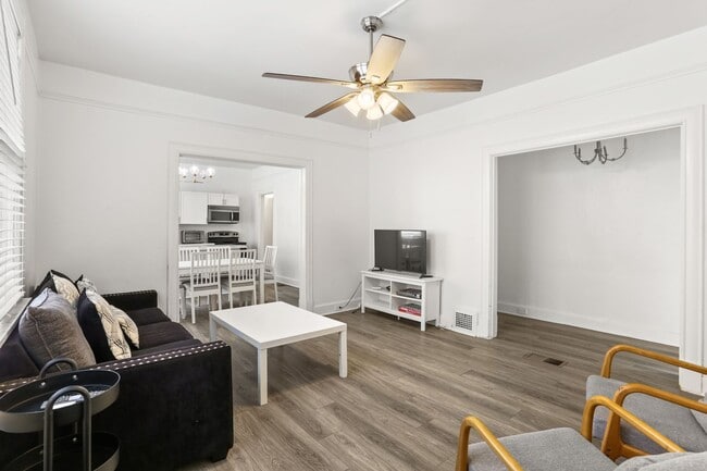 Building Photo - Fresh and elegant 5 Bedroom ONE BLOCK from...