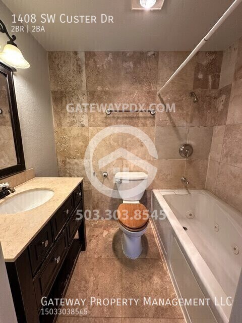 Building Photo - 1408 SW Custer Dr