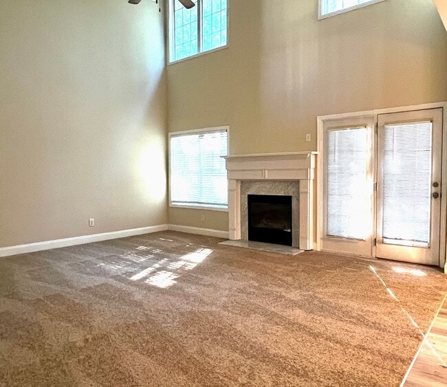 Building Photo - Large 4 Bedroom 2.5 Bath Home