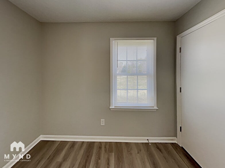 Building Photo - 906 Edgehill Dr