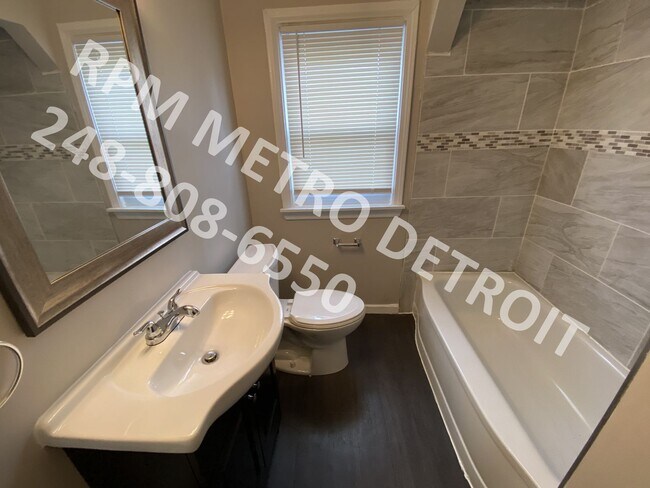 Building Photo - UPDATED COLONIAL HOME IN DETROIT