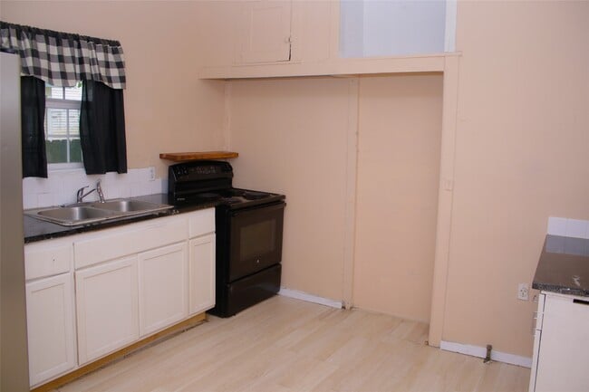 Building Photo - 1310 4th St