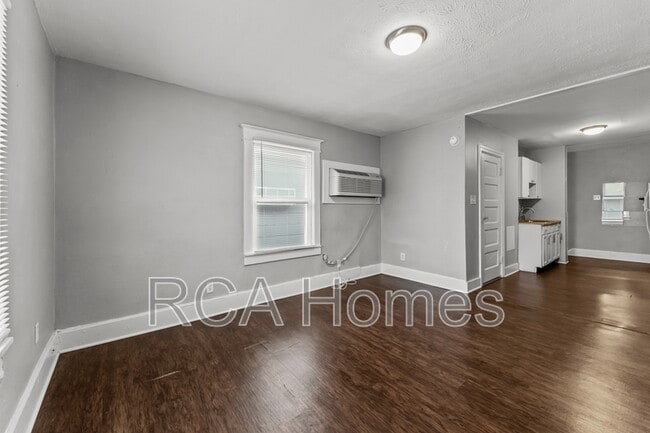 Building Photo - 528 1/2 E Raymond St.