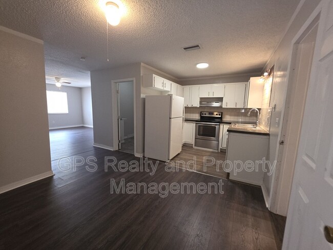Building Photo - 843 Grove Ave