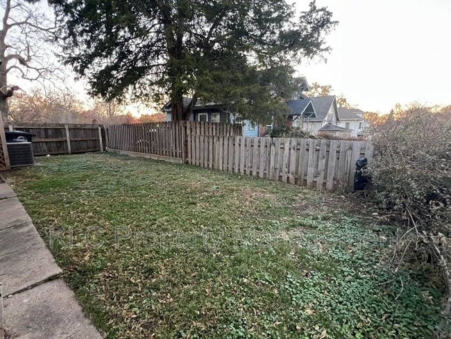 Building Photo - 2222 E 12th St