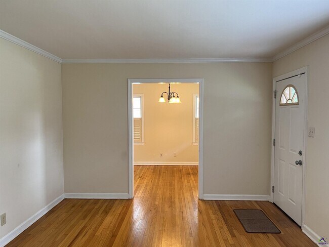 Building Photo - 230 Roycrest Dr