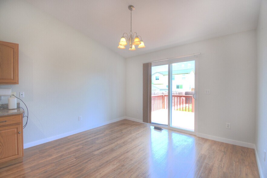 Building Photo - 1325 Legend Oak Dr