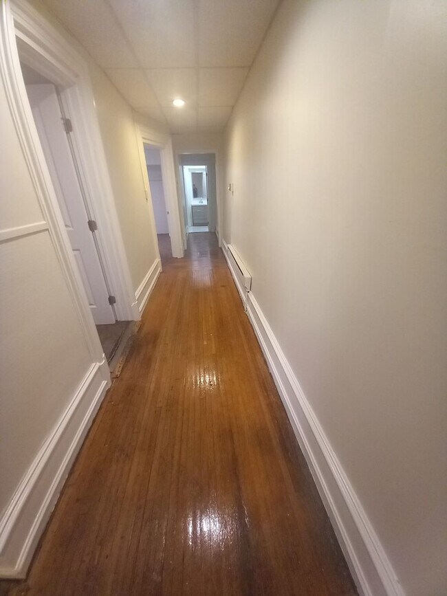 Building Photo - 330 N 5th St