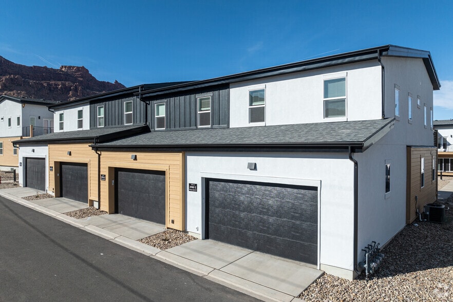 Building Photo - Desert Sol Villas