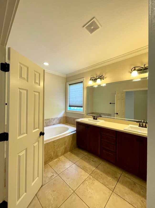 Building Photo - Large 5-bedroom house in Lake Hogan Farm near Chapel Hill schools!