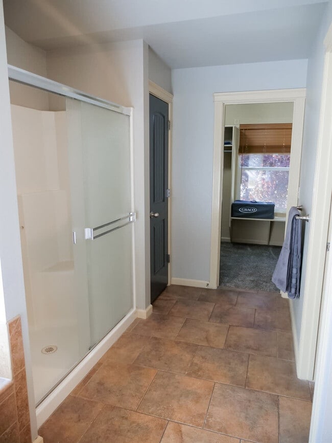 Building Photo - 151 Cub St W