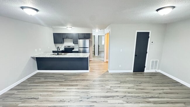 Building Photo - 2 Bedroom , 1 Bathroom Apartment!