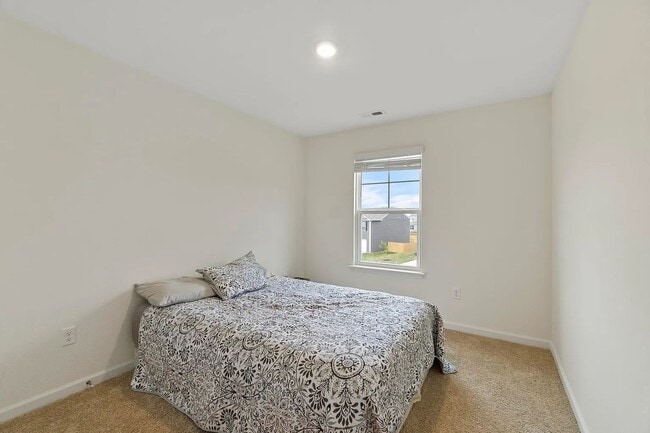 Building Photo - MOVE IN READY!! Don't Miss Out!!!