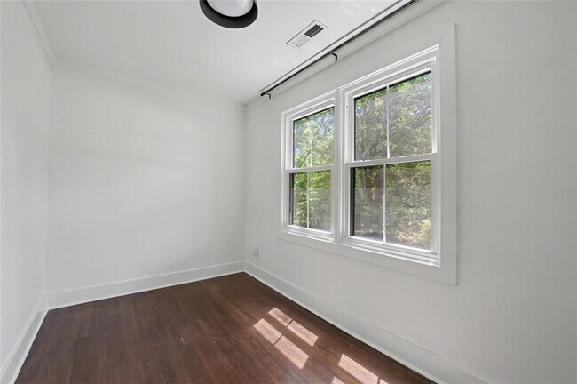 Building Photo - 2352 2nd Ave