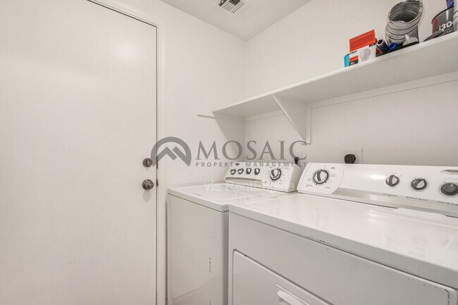 Building Photo - 9233 E Neville Ave