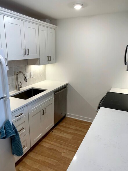 Building Photo - 660 E St NE