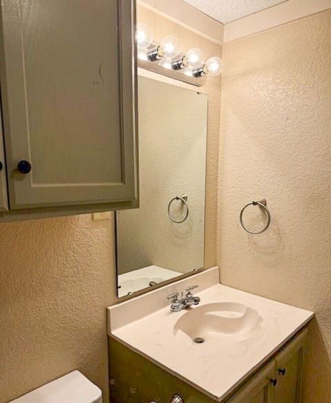 Building Photo - Great Country 1 Bedroom, 1 Bathroom