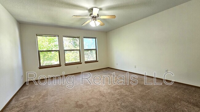 Building Photo - 8102 NE 36th Ct