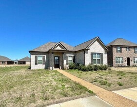 Building Photo - Great Location for Blue Oval Employees and Contractors! Now Leasing a 4-Bedroom 3 Bath Home In So...