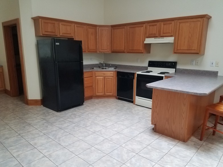 Building Photo - 844 Main St