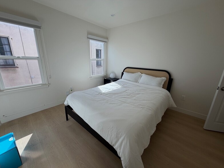 Building Photo - 1546 S Ogden Dr