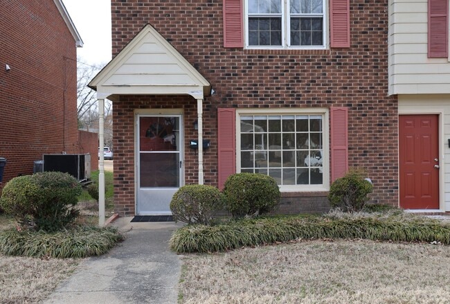 Building Photo - 510 S Vermont St