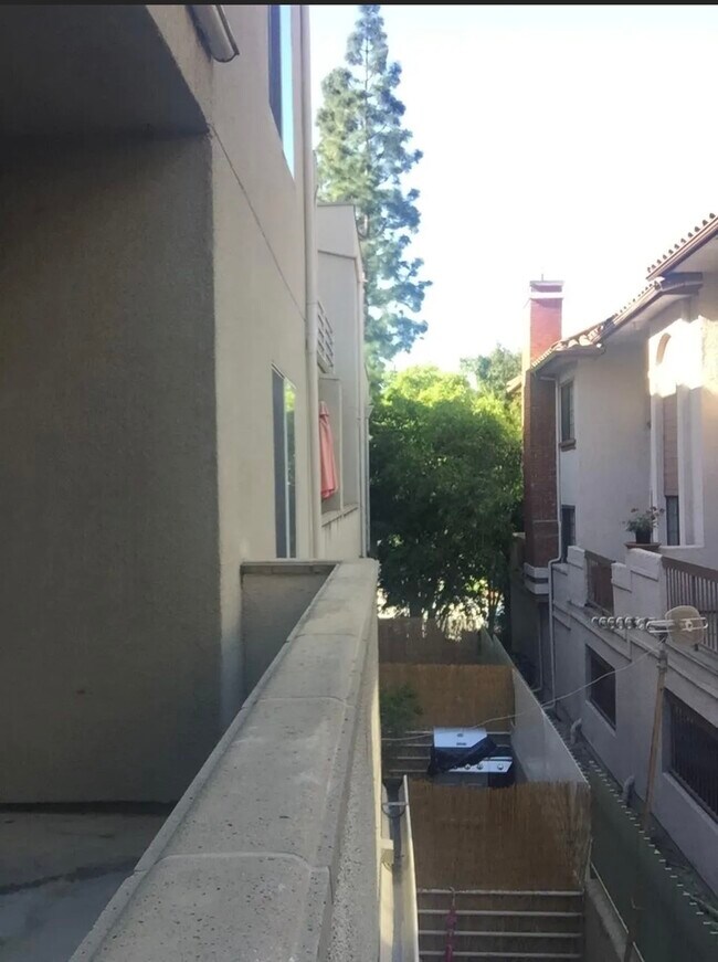 Building Photo - 2915 Montrose Ave