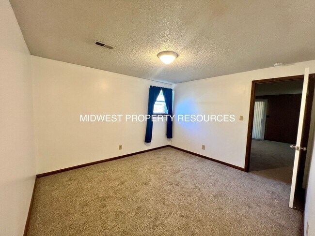 Building Photo - Freshly Updated 3 Bedroom Duplex