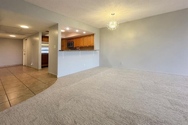 Building Photo - 3051 S Palm Aire Dr