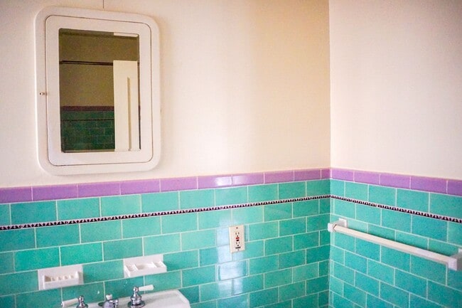 Building Photo - Amazing Vintage Tile, Arched Doorways, Built-ins & Courtyard in This Art-Deco Townhouse!