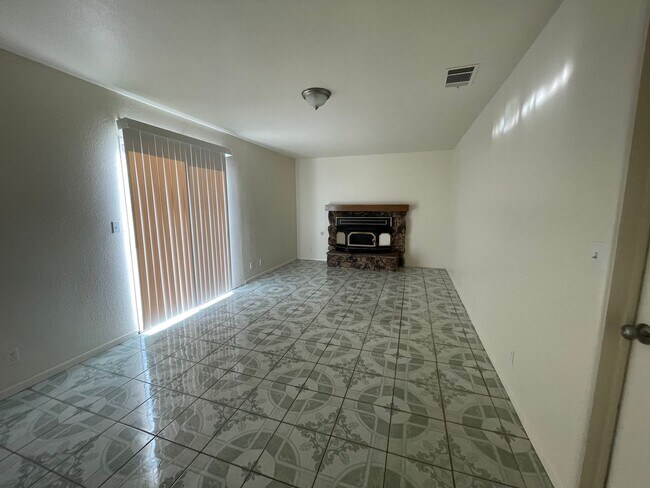 Building Photo - Victorville, 3 Bedroom, 2 Bathrooms, Large...