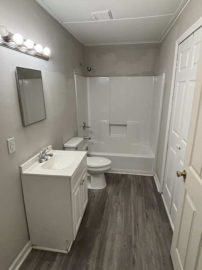 Building Photo - 616 Simpson St