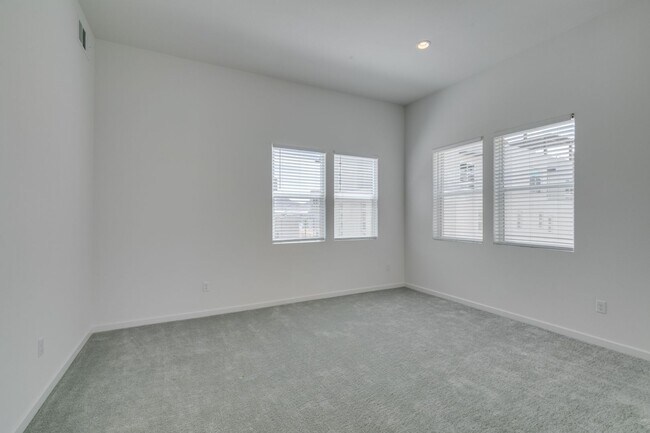 Building Photo - Stunning 4-Level Townhome in Inspirada | R...