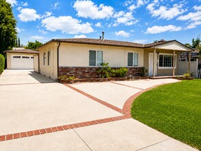 Building Photo - Beautiful 4 bedroom 2.5 bath house