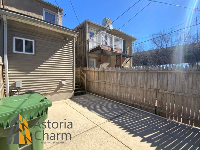 Building Photo - Stylish 2 Bedroom with Spa Bath, Hardwood Floors and Parking