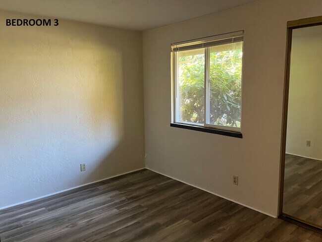 Building Photo - LOO Duplex
