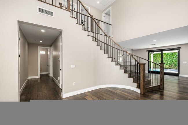 Building Photo - 3821 E Devonshire Ave