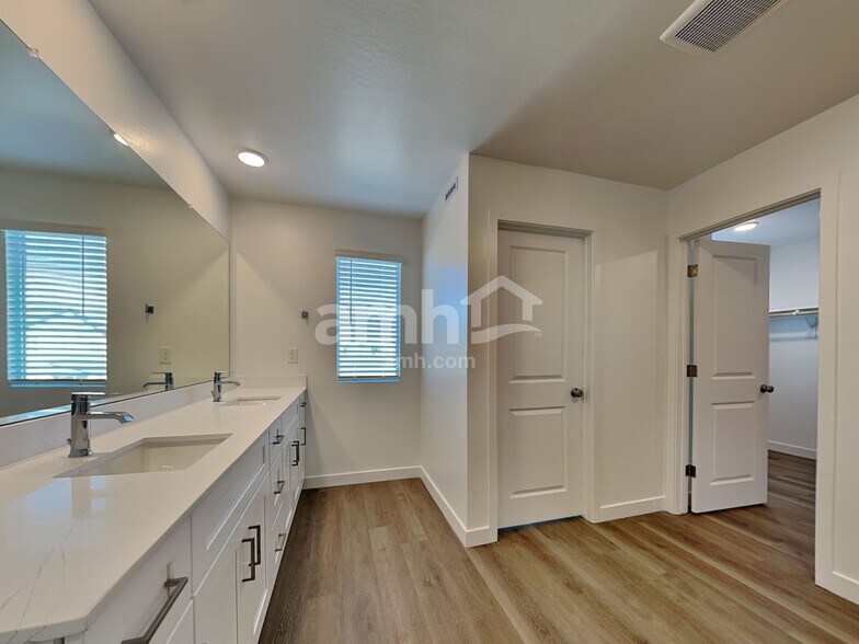 Building Photo - 4507 S 97th Dr