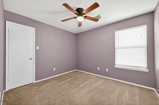 Building Photo - 2034 Wooded Oaks Dr