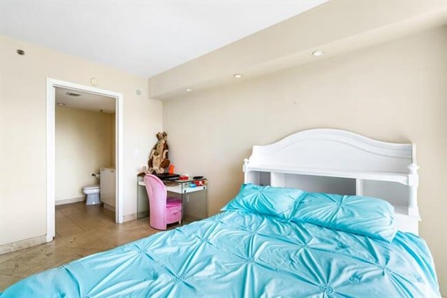 Building Photo - 18911 Collins Ave