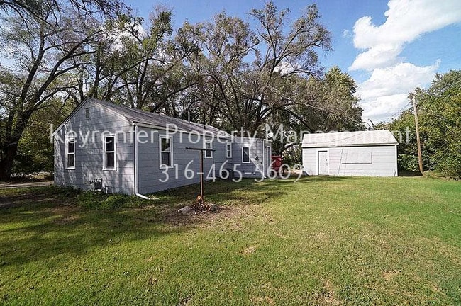 Building Photo - Cute 2 bedroom house on large lot with easy highway access!