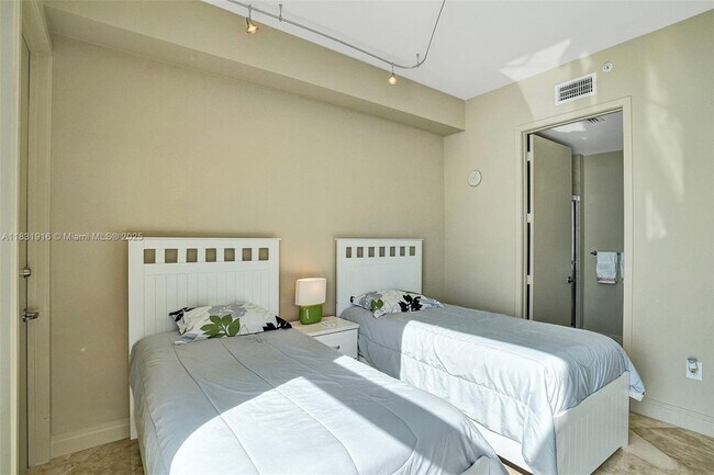 Building Photo - 18101 Collins Ave