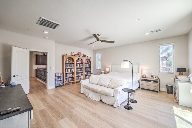 Building Photo - Elegant 5-Bedroom Henderson Home in the Heart of Green Valley