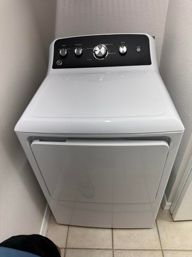 Building Photo - 2802 Sarento Pl