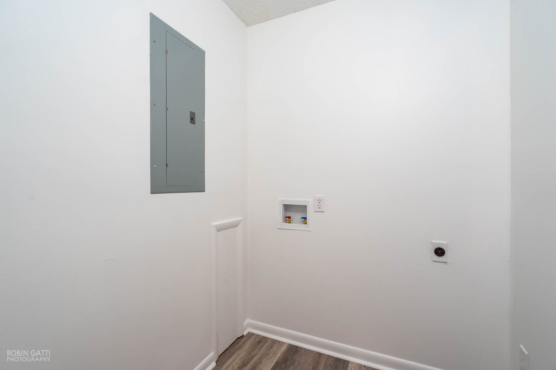 Walk-in laundry room - 502 Cherokee Court
