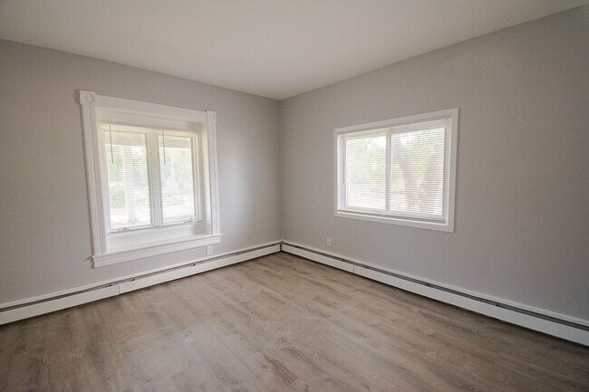 Building Photo - 836 S Newton Ave